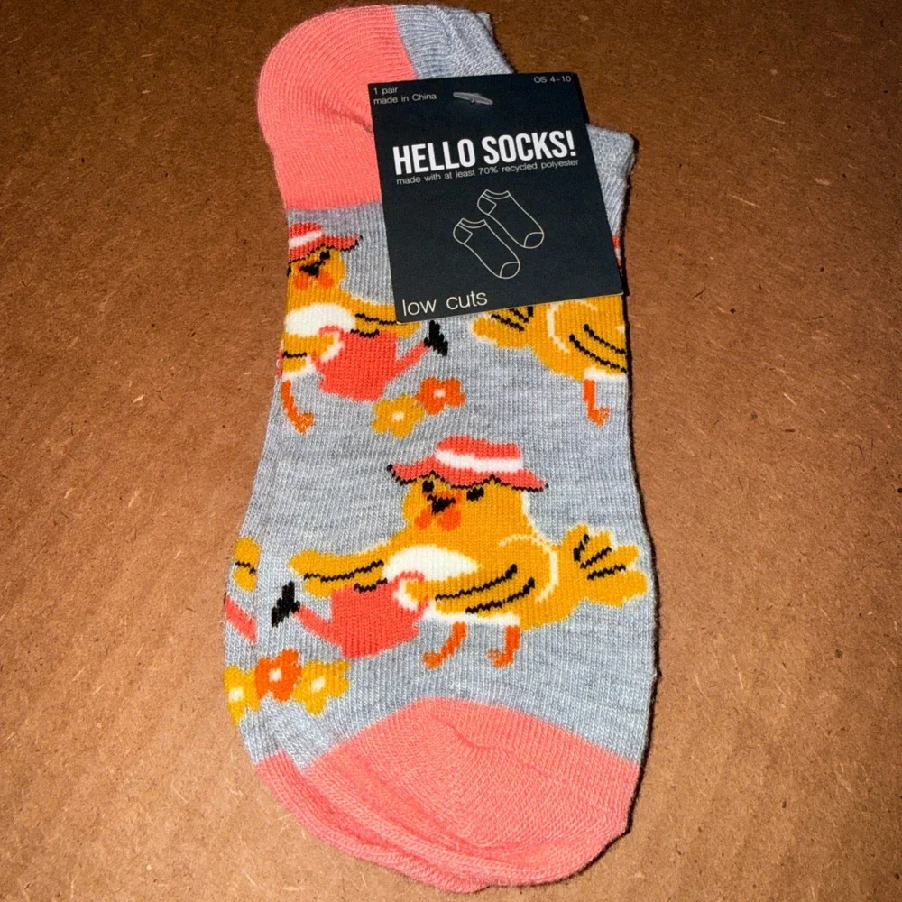Hello Socks Low Cut Socks OS 4-10 NEW Gardening Chick Coral Gray